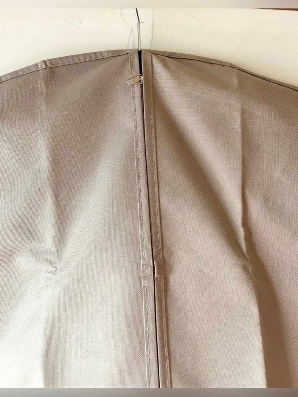 (BRAND NEW) GRAY LIGHTWEIGHT & DURABLE GARMENT BAG (39